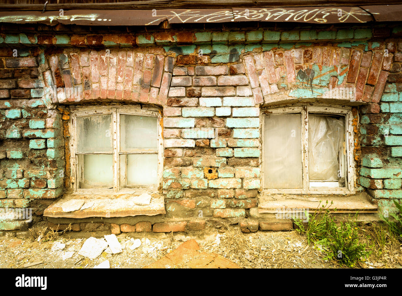 Old windows hi-res stock photography and images - Alamy