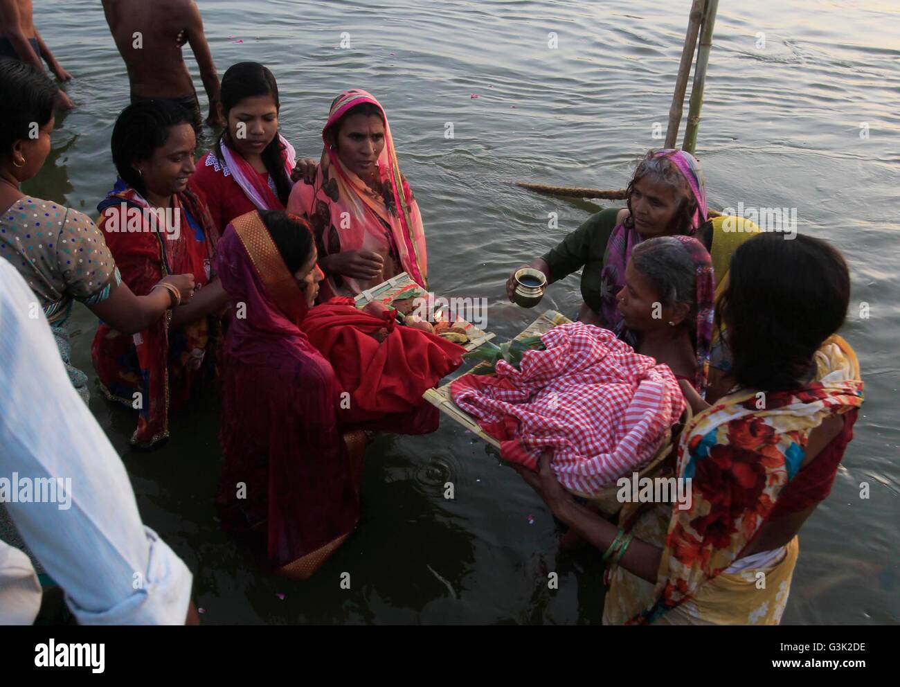 Hindu women devotees offering prayers to lord Sun during Chath puja ...