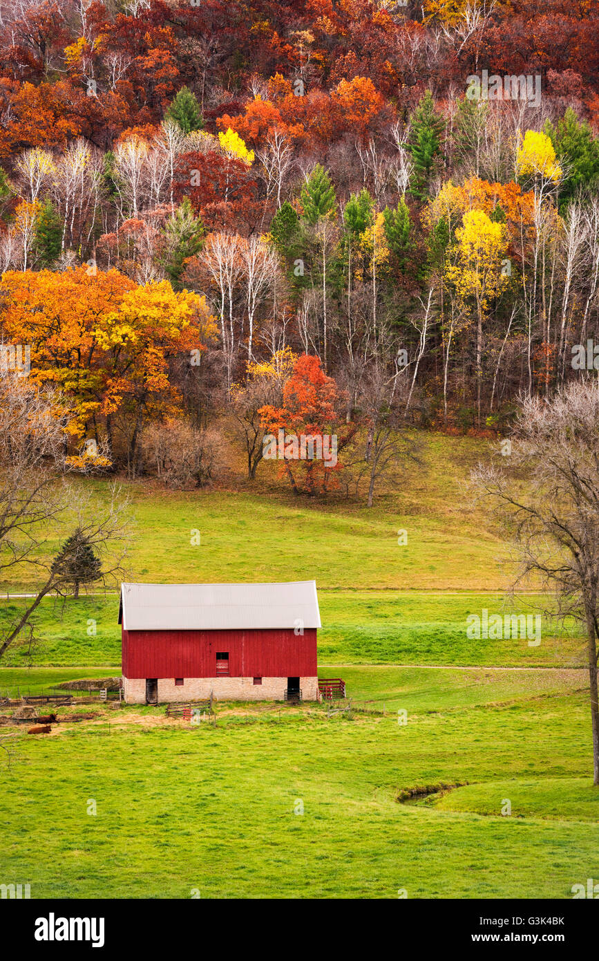 Red colorful barn farm building hi-res stock photography and images - Alamy
