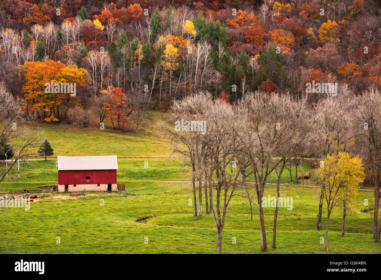 Red colorful barn farm building hi-res stock photography and images - Alamy
