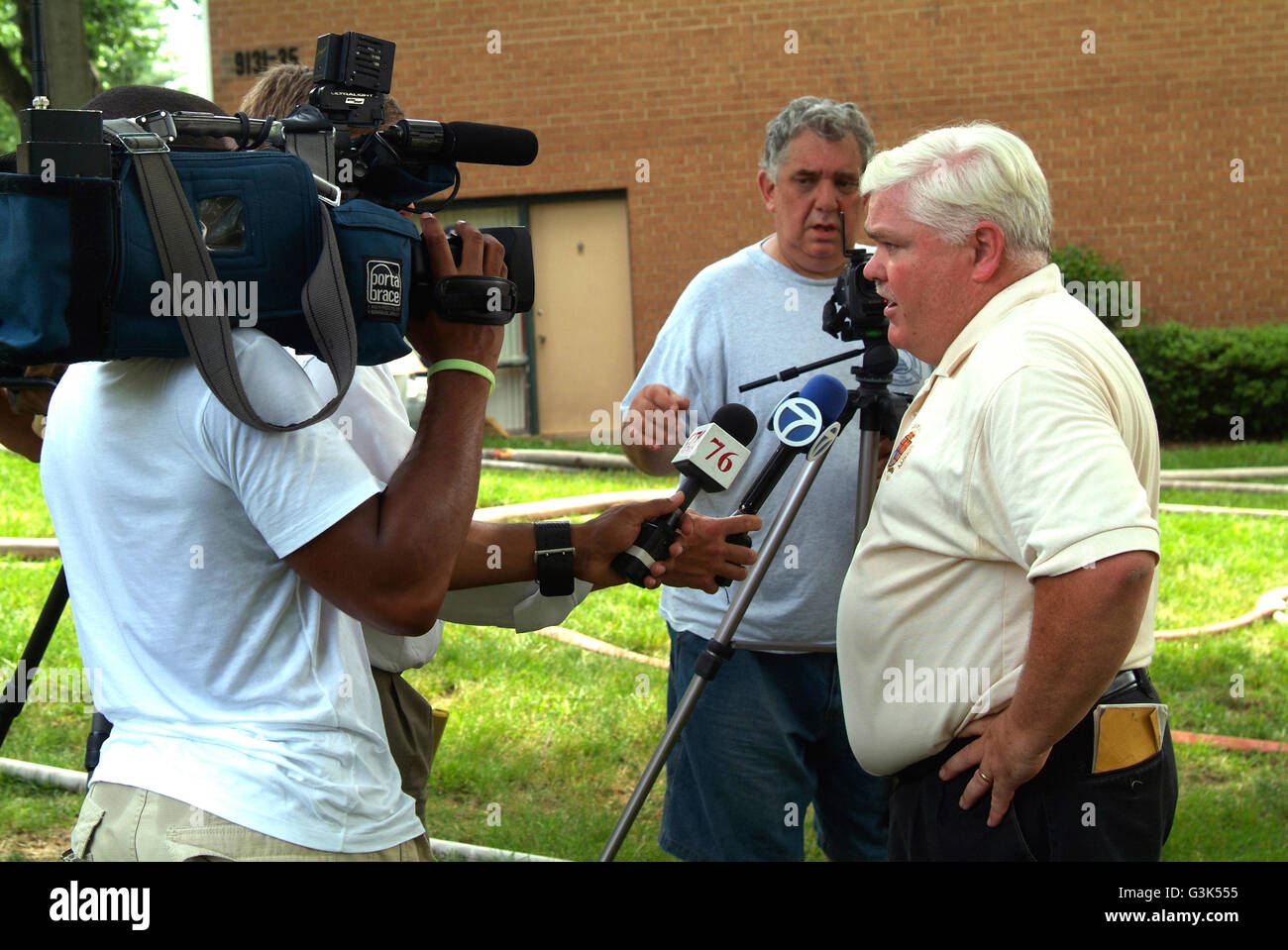 Press interviews The Press Information Officer for the Prince George's County Fire Department  at a 3 alarm fire in Greenbelt, Stock Photo