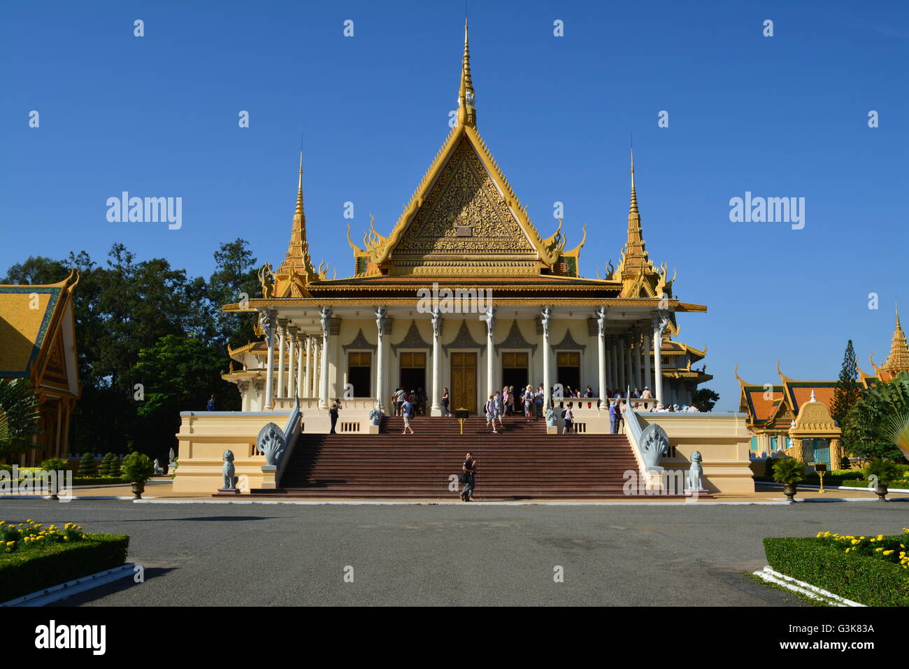 the-royal-palace-and-silver-pagoda-phnom-penh-cambodia-stock-photo