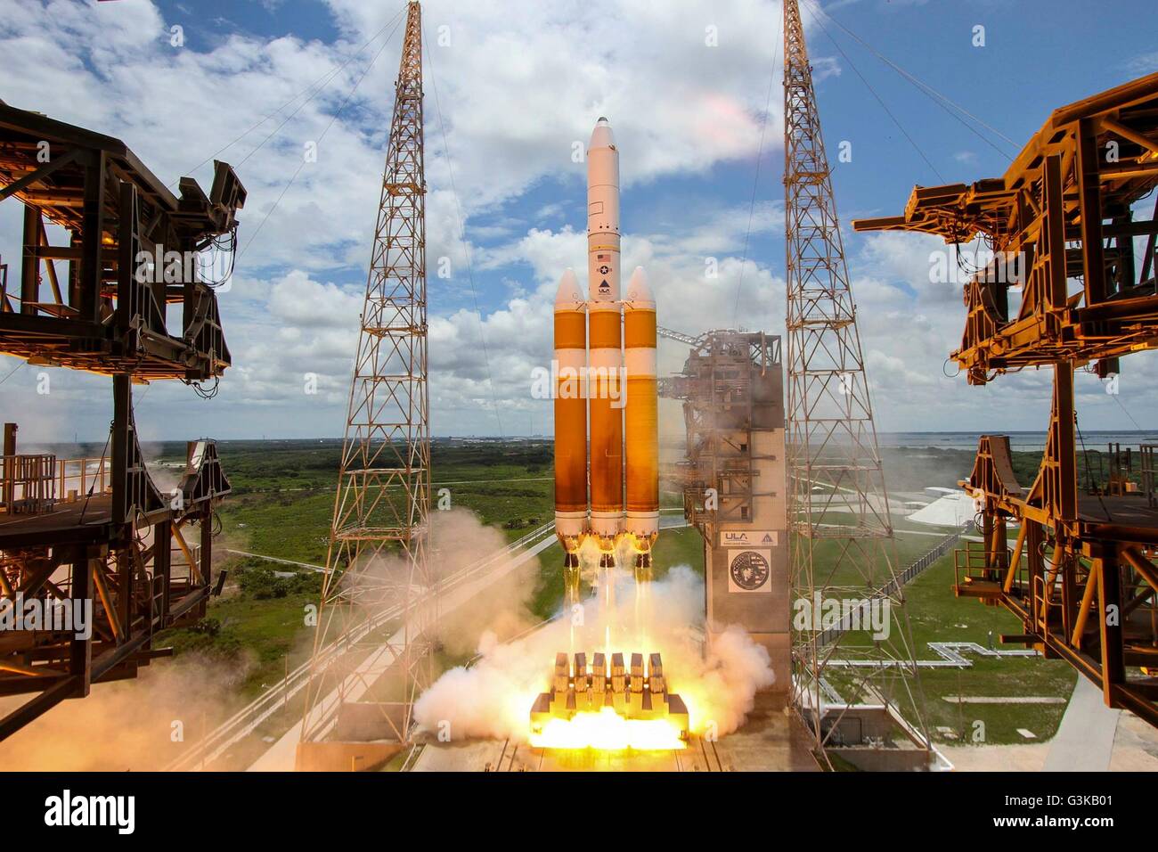 A United Launch Alliance Delta IV-Heavy rocket lifts off from Space Launch Complex 37B June 11, 2016 in Cape Canaveral, Florida. The ULA Delta IV rocket carried a classified national security payload for the U.S. National Reconnaissance Office. Stock Photo