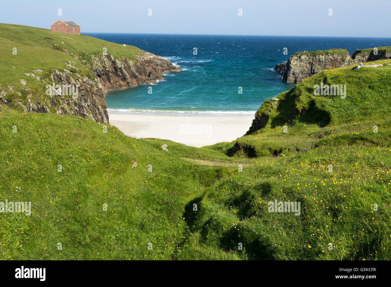 Beautiful green bay with sandy beach and cliffs, Isle of Lewis, Outer Hebrides, Scotland, UK Stock Photo