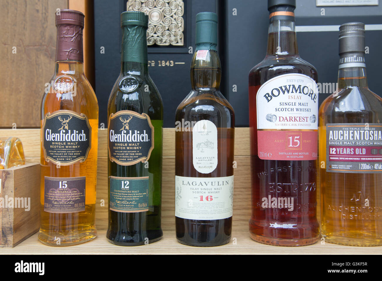 Whisky Bottles For Sale On Royal Mile Edinburgh Scotland Stock Photo Alamy