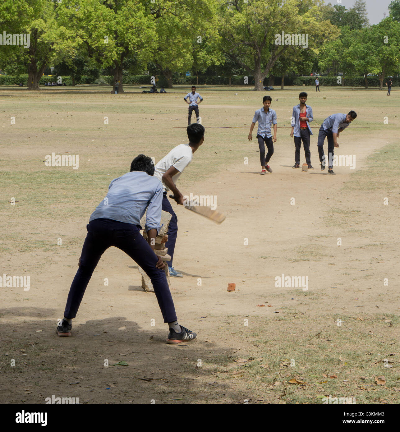 Kids playing cricket in Delhi Stock Photo