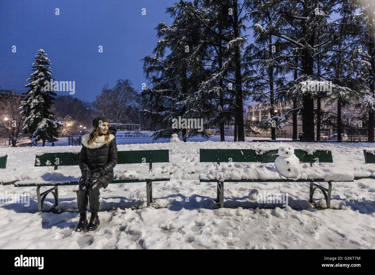 Woman sitting park bench hi-res stock photography and images - Alamy