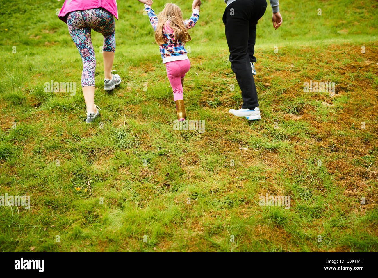 Three girls holding hands hi-res stock photography and images - Alamy