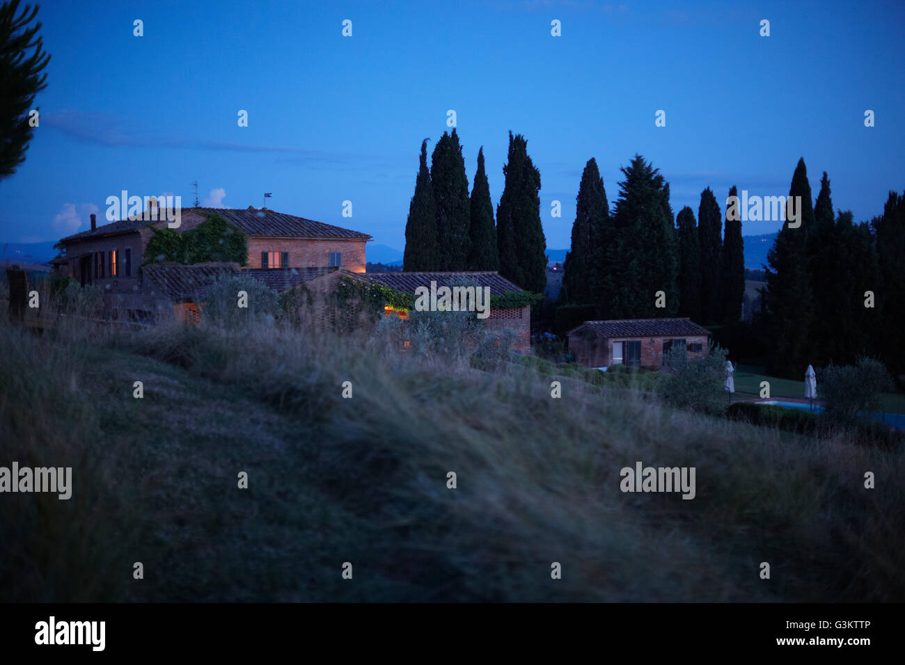 Row of houses on hillside, Buonconvento, Tuscany, Italy Stock Photo
