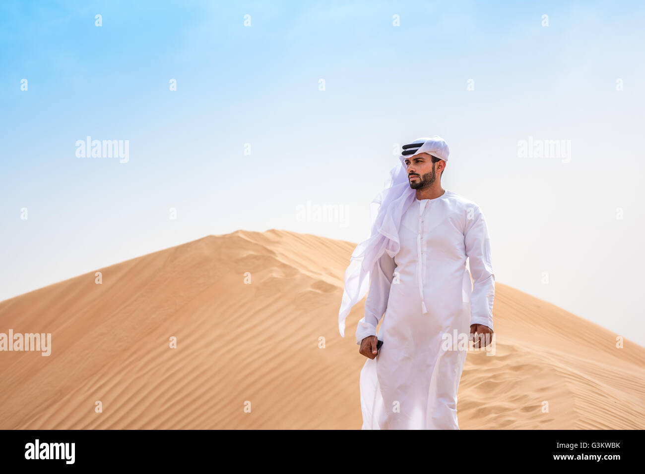 https://c8.alamy.com/comp/G3KWBK/middle-eastern-man-wearing-traditional-clothes-on-desert-dune-dubai-G3KWBK.jpg