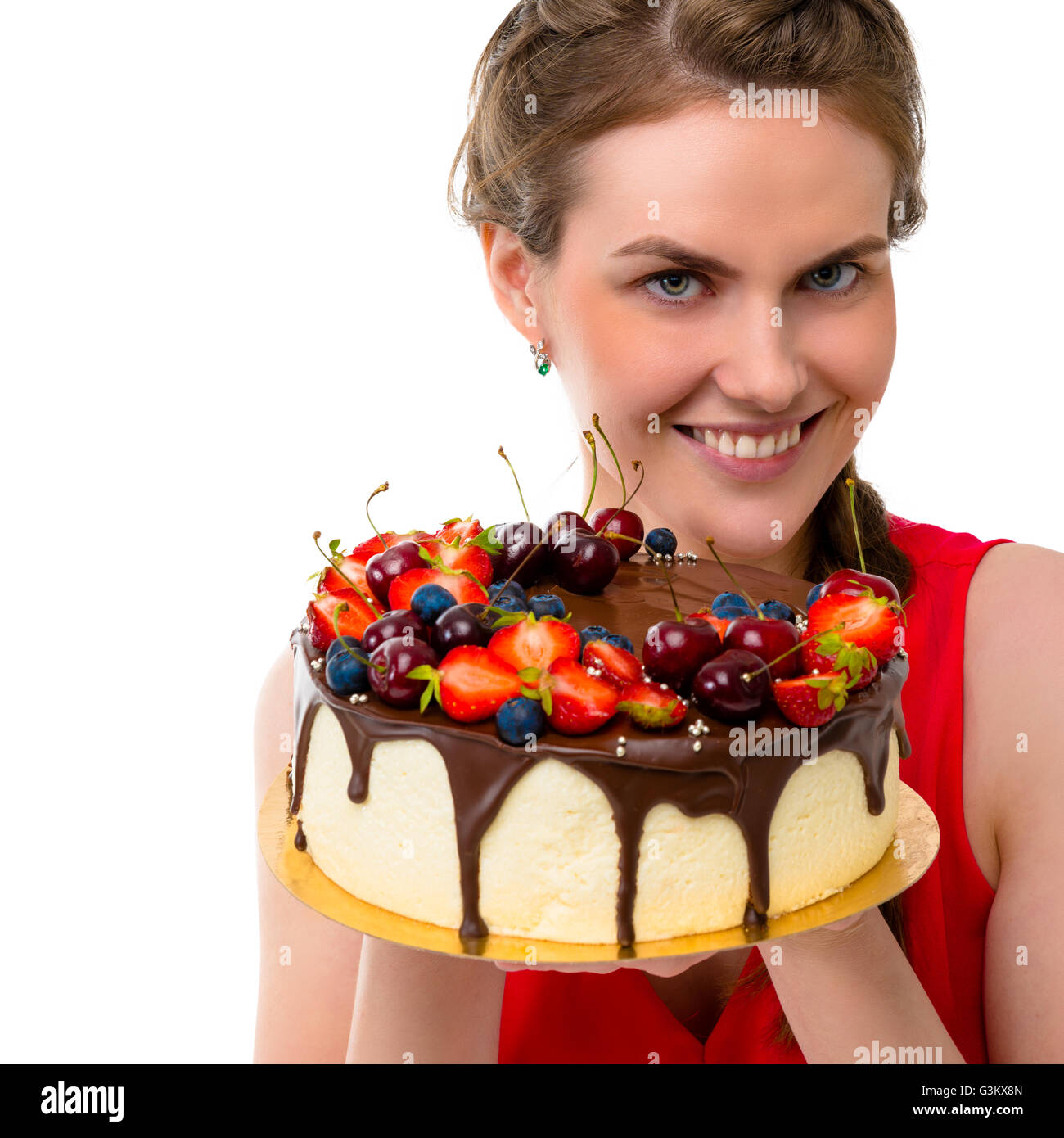 девушка держит праздничный торт. торт для девушки. торт для девушки. женщина с тортом в руках. брюнетка с тортом.