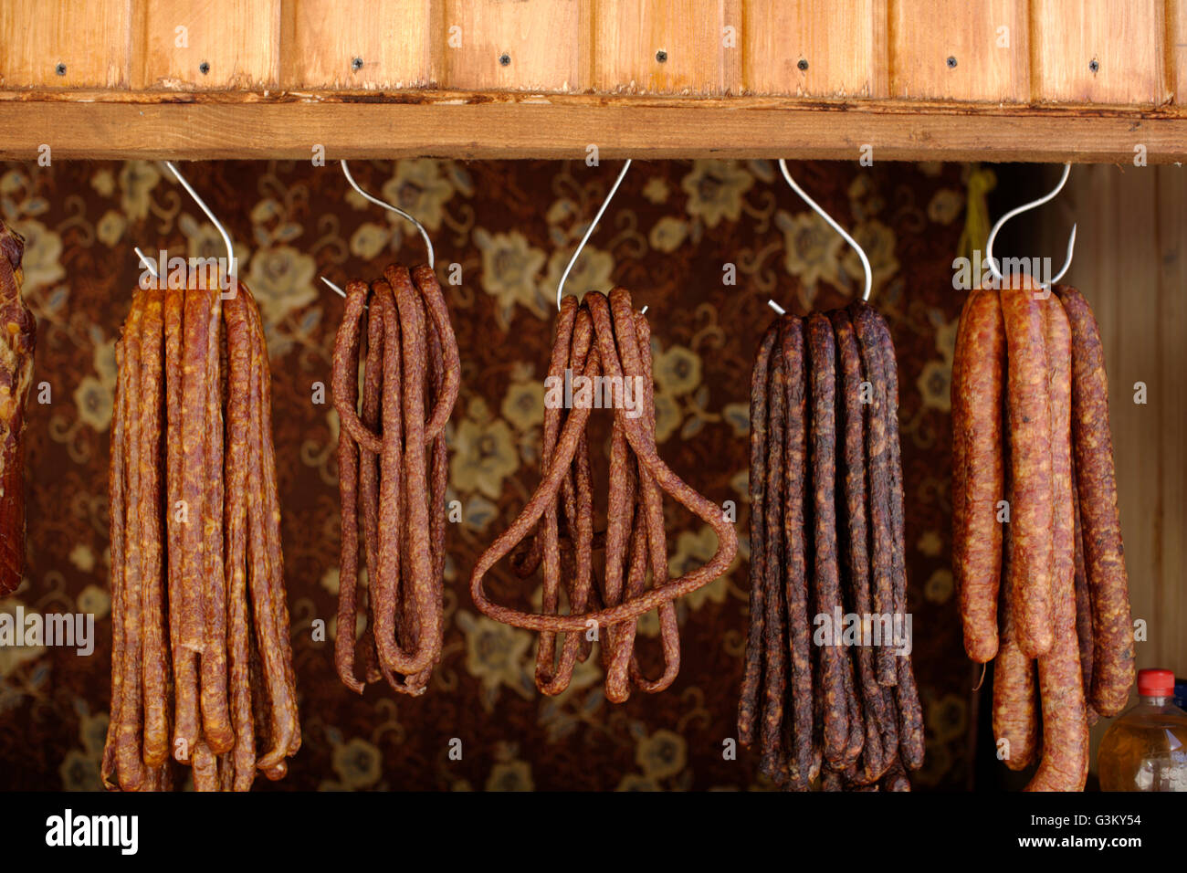 Homme d'entonnoir, mélange dans la saucisse saucisse Photo Stock - Alamy