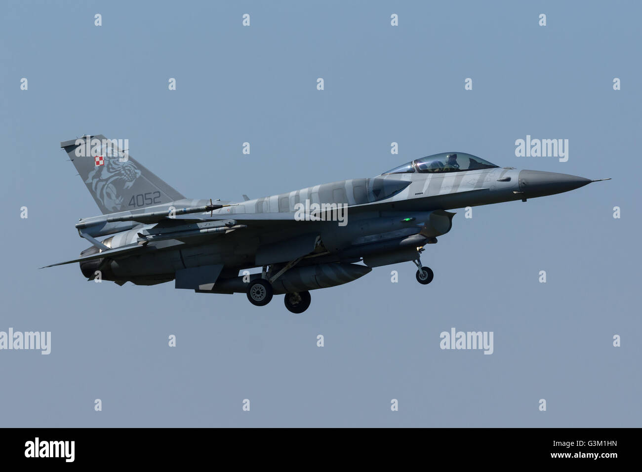F 16 viper hi-res stock photography and images - Alamy