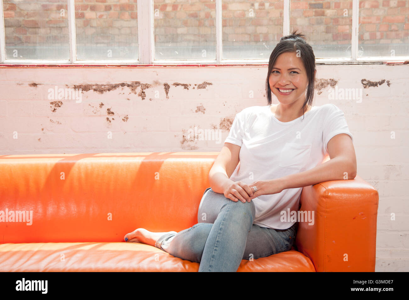 Chinese girl sitting crossed legs hi-res stock photography and images ...