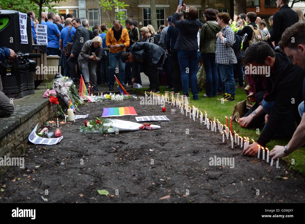 London, UK. June 13th 2016. Hundreds arrive to the churchyard to pay respects to those killed. Credit: Marc Ward/Alamy Live News Stock Photo