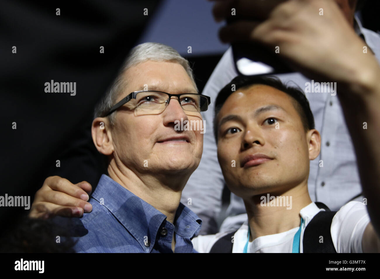 San Francisco, USA. 13th June, 2016. Apple CEO Tim Cook poses with young  programmers for a selfie at the WWDC 2016 developer conference in San  Francisco, USA, 13 June 2016. This year