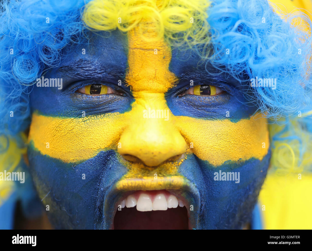 Paris, France. 13th June, 2016. Swedish fan with colorful facepainting, screeming, shouting, contact lens SWEDEN - IRELAND 1-1 Group Football European Championships at June 13, 2016 in Paris, Stade de France. Fussball, Schweden Irland Credit:  Peter Schatz/Alamy Live News Stock Photo