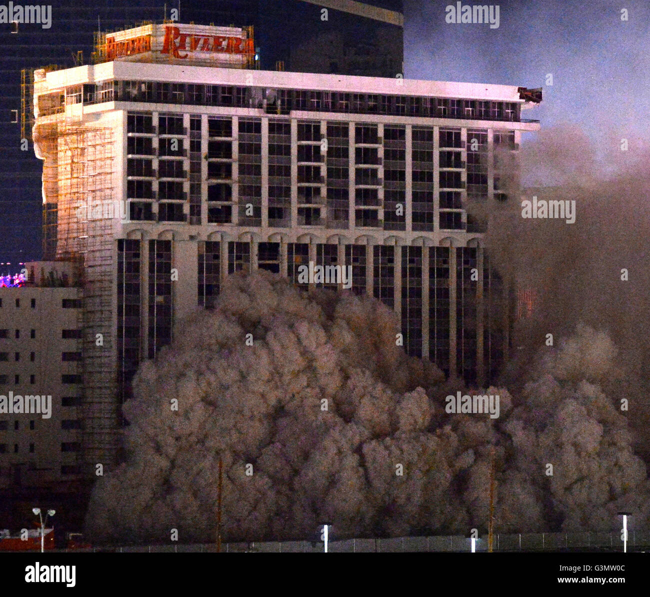 Взрыв в вегасе. Отель в Лас Вегасе снесенный в 1995. Лас Вегас отель Монте Карло снесли. Riviera Лас Вегас 1955. Взрывы зданий в Лас Вегасе.