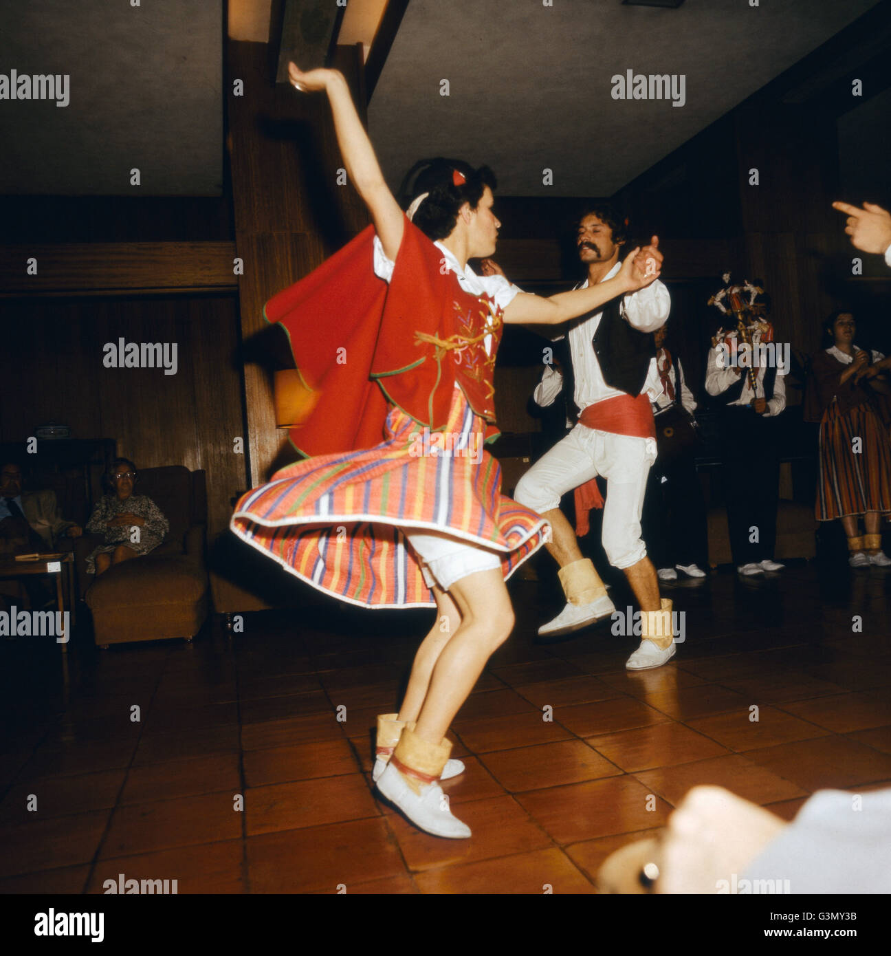 Aufführung eines Volkstanzes zur abendlichen Unterhaltung in Funchal, Madeira, Portugal 1980. Performance of a folk dance for evening entertainment in Funchal, Madeira, Portugal 1980. Stock Photo