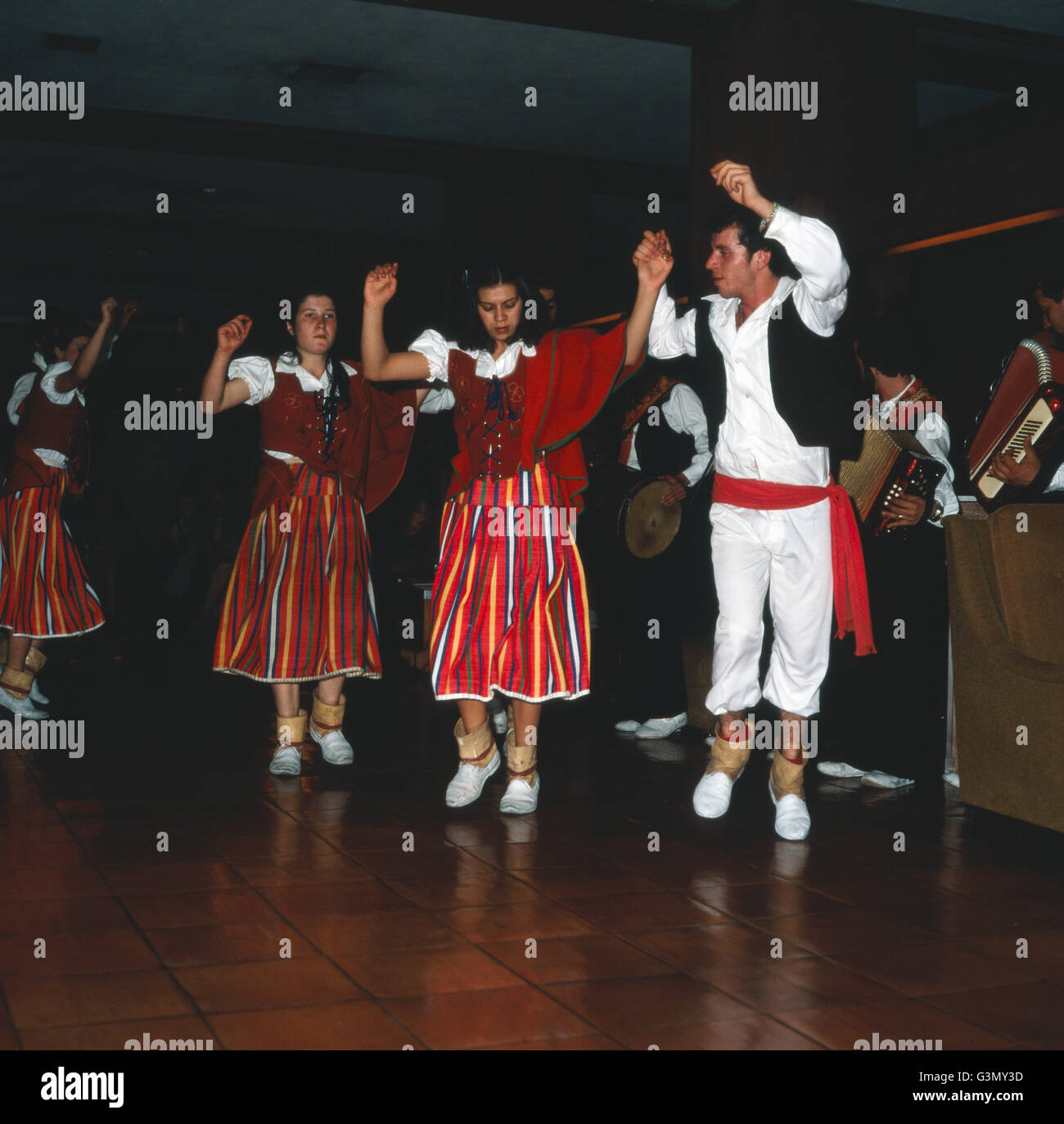 Aufführung eines Volkstanzes zur abendlichen Unterhaltung in Funchal, Madeira, Portugal 1980. Performance of a folk dance for evening entertainment in Funchal, Madeira, Portugal 1980. Stock Photo