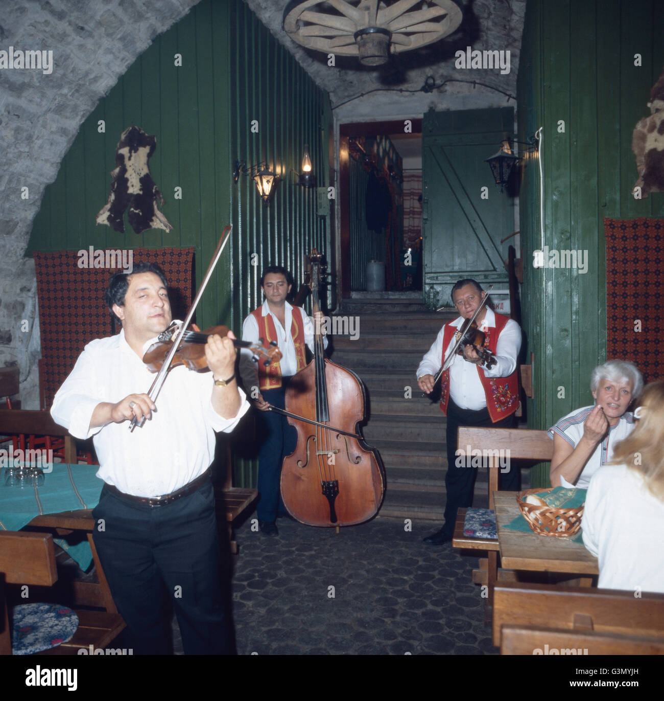 Ein Folkloreabend mit ungarischer Volksmusik, Ungarn 1984. A folklore evening witn Hungarian folk music, Hungary 1984. Stock Photo
