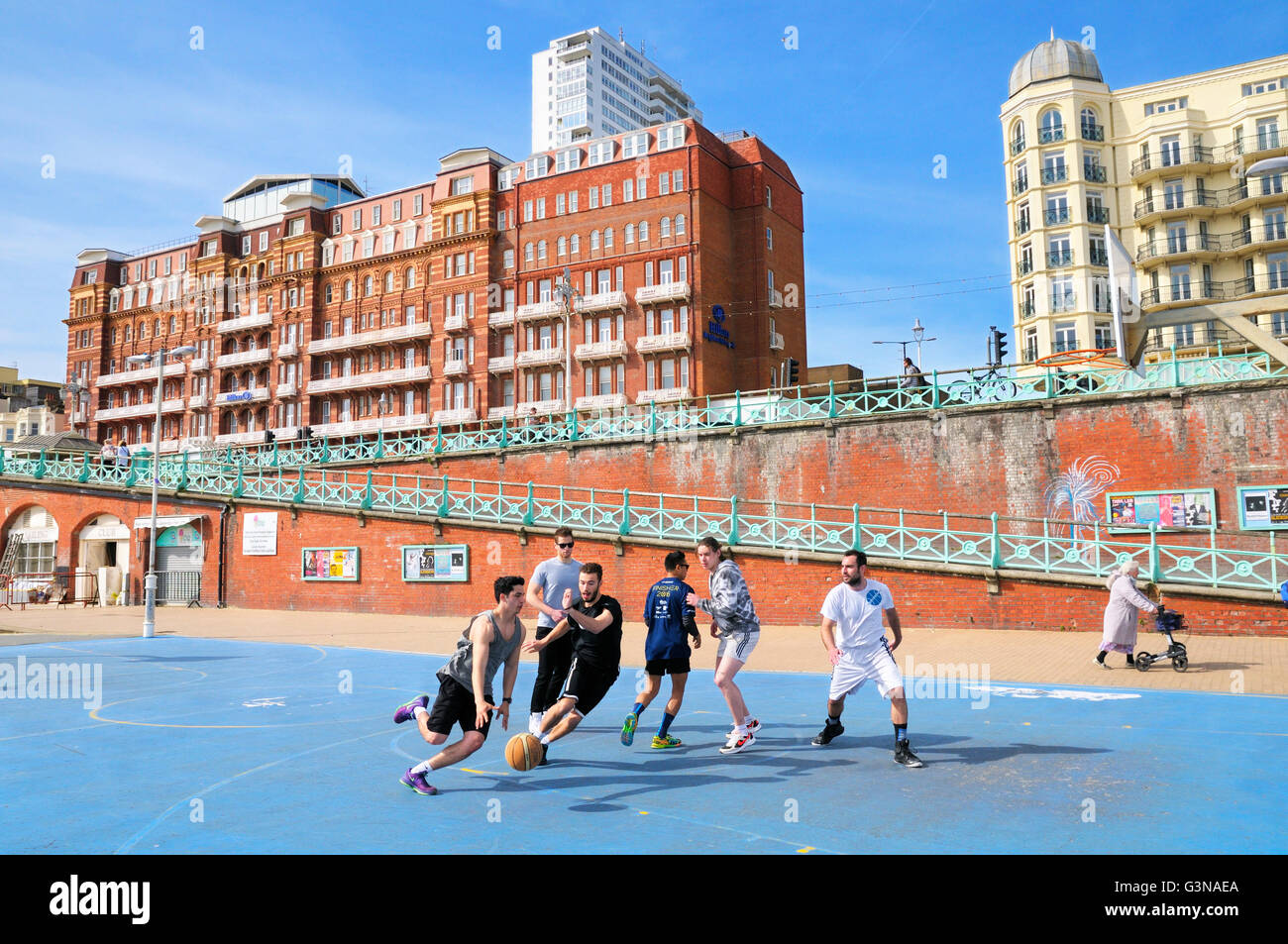 Basketball players on Brighton seafront, East Sussex, UK Stock Photo