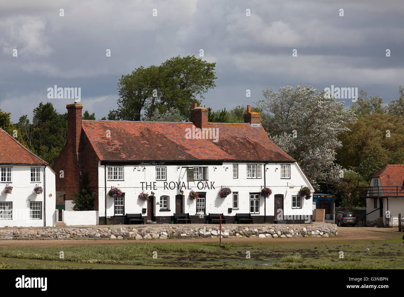 The Royal Oak Pub, a waterside pub at Langston on the south coast at low tide, Havant, Hampshire, England, United Kingdom Stock Photo
