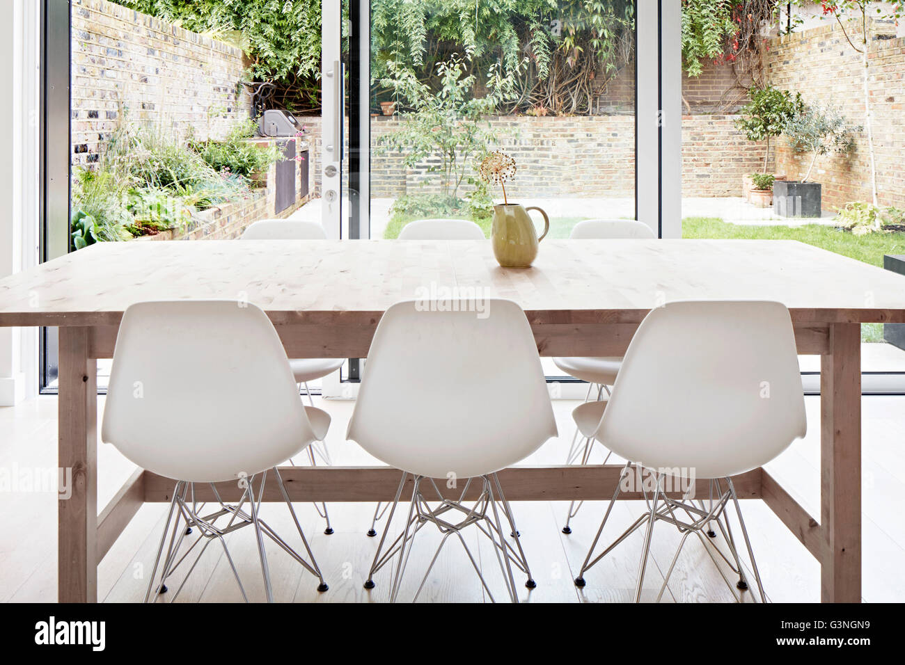 Detail of dining table. Ockendon Road, London, United Kingdom. Architect Nissen Richards Studio