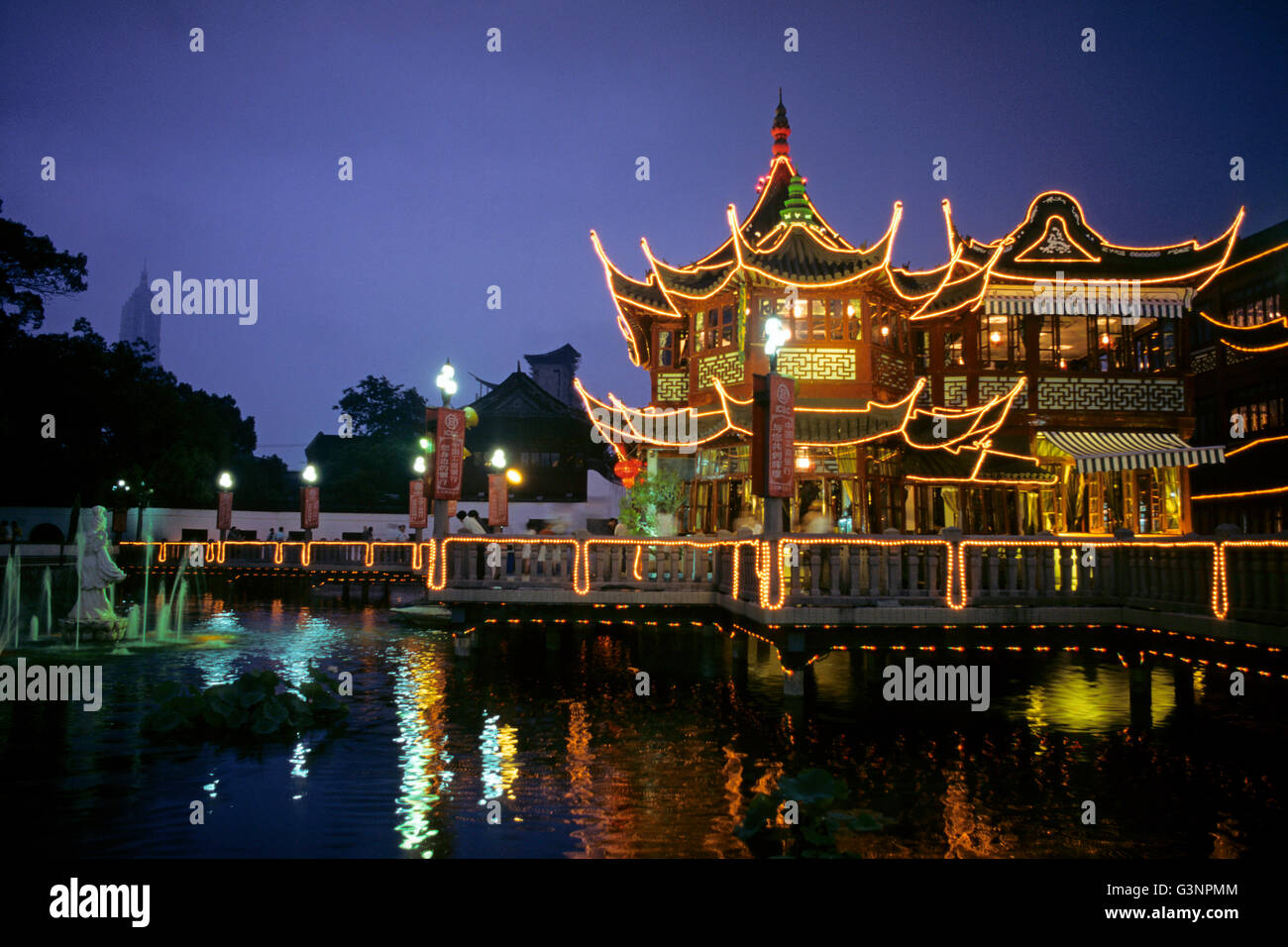 Huxinting Tea House In The Night Yuyuan Garden Shanghai China Stock