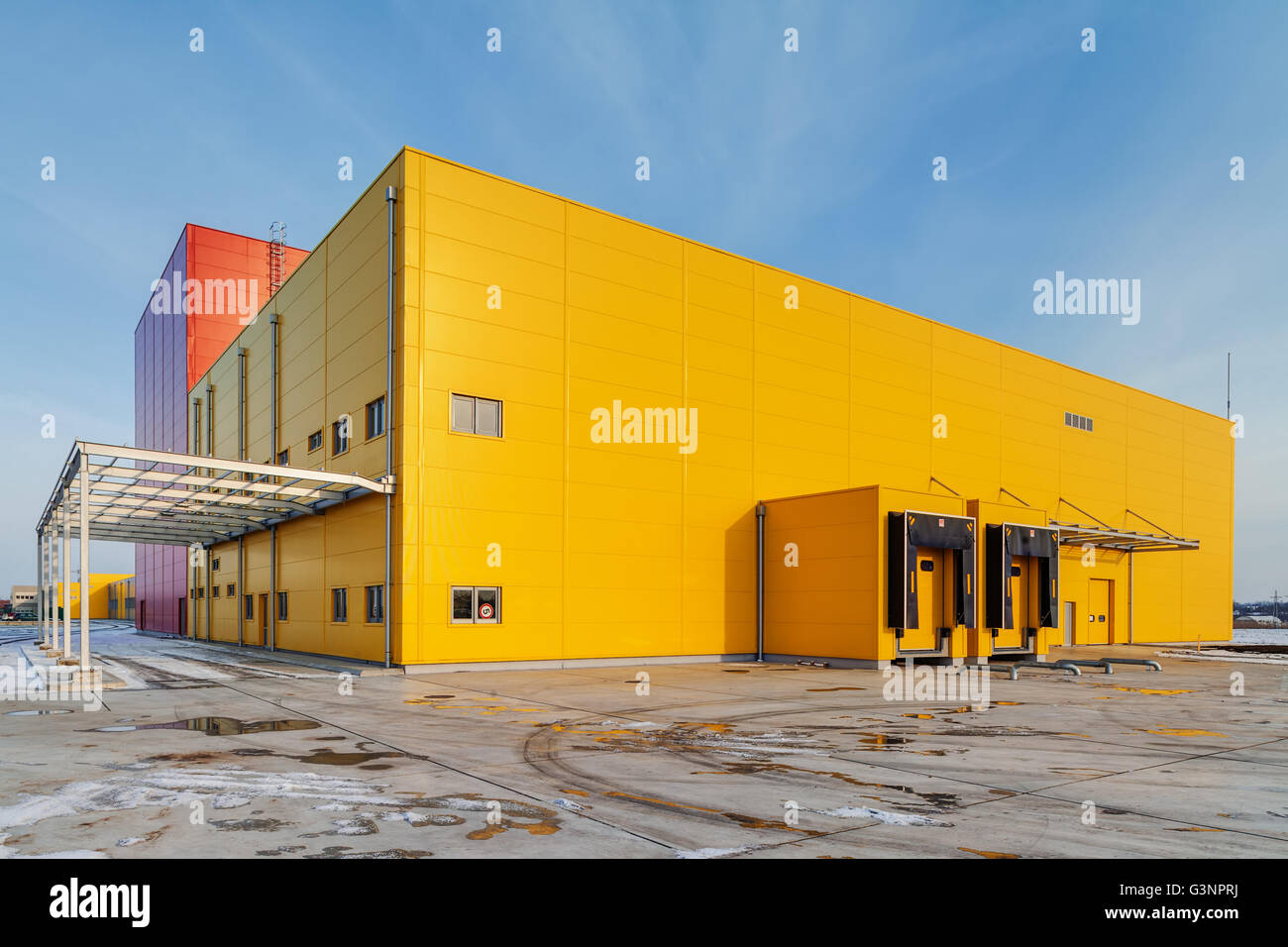 Industrial Hall With Aluminum Facade And Panels Stock Photo Alamy