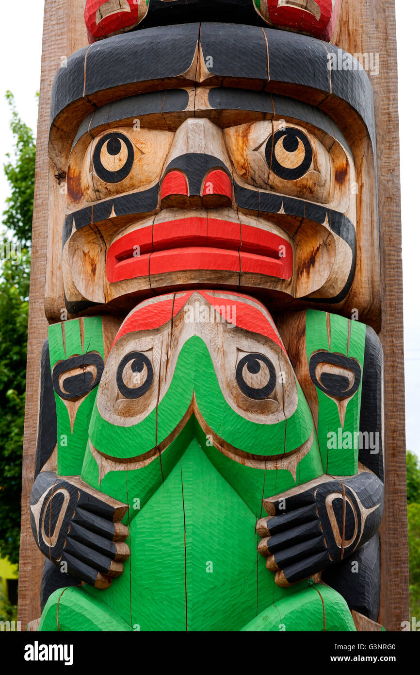 Totem pole, figure holding a frog, Duncan, Vancouver Island, British  Columbia, Canada Stock Photo - Alamy