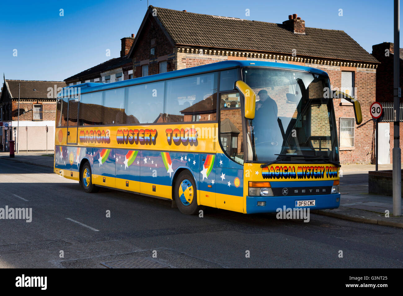 Merseyside, Liverpool, Beatles History, Magical Mystery Tour bus at Madryn Street, childhood home of Ringo Starr Stock Photo
