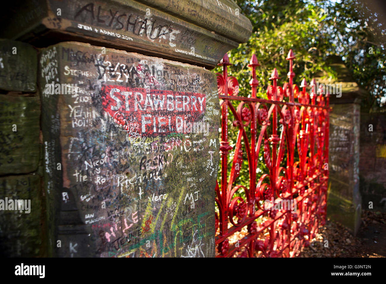 Merseyside, Liverpool, Beatles History, Beaconsfield Road, fans’ graffiti on gatepost of Strawberry Fields Stock Photo