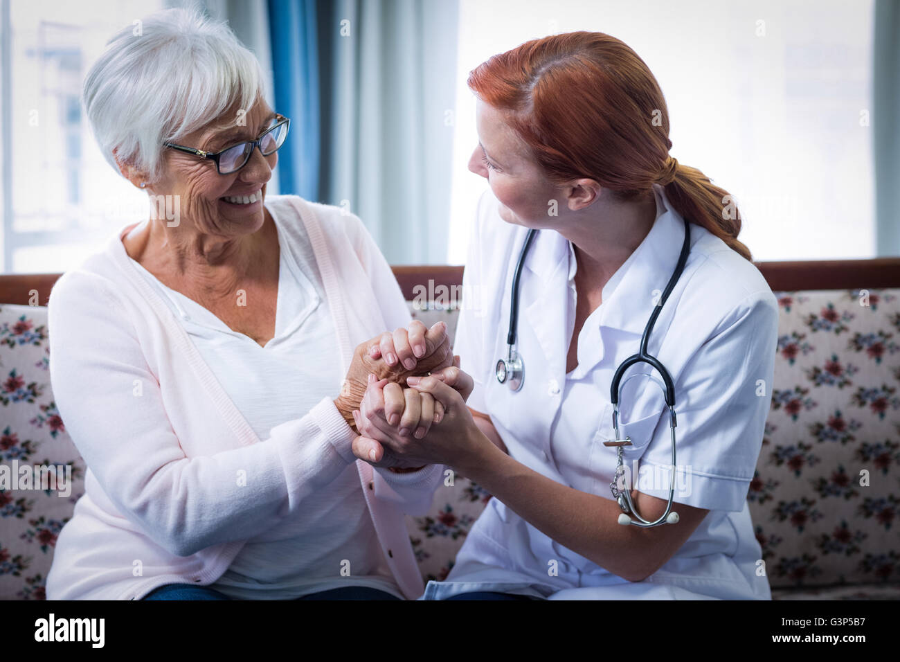 Doctor holding hands elderly woman hi-res stock photography and images ...