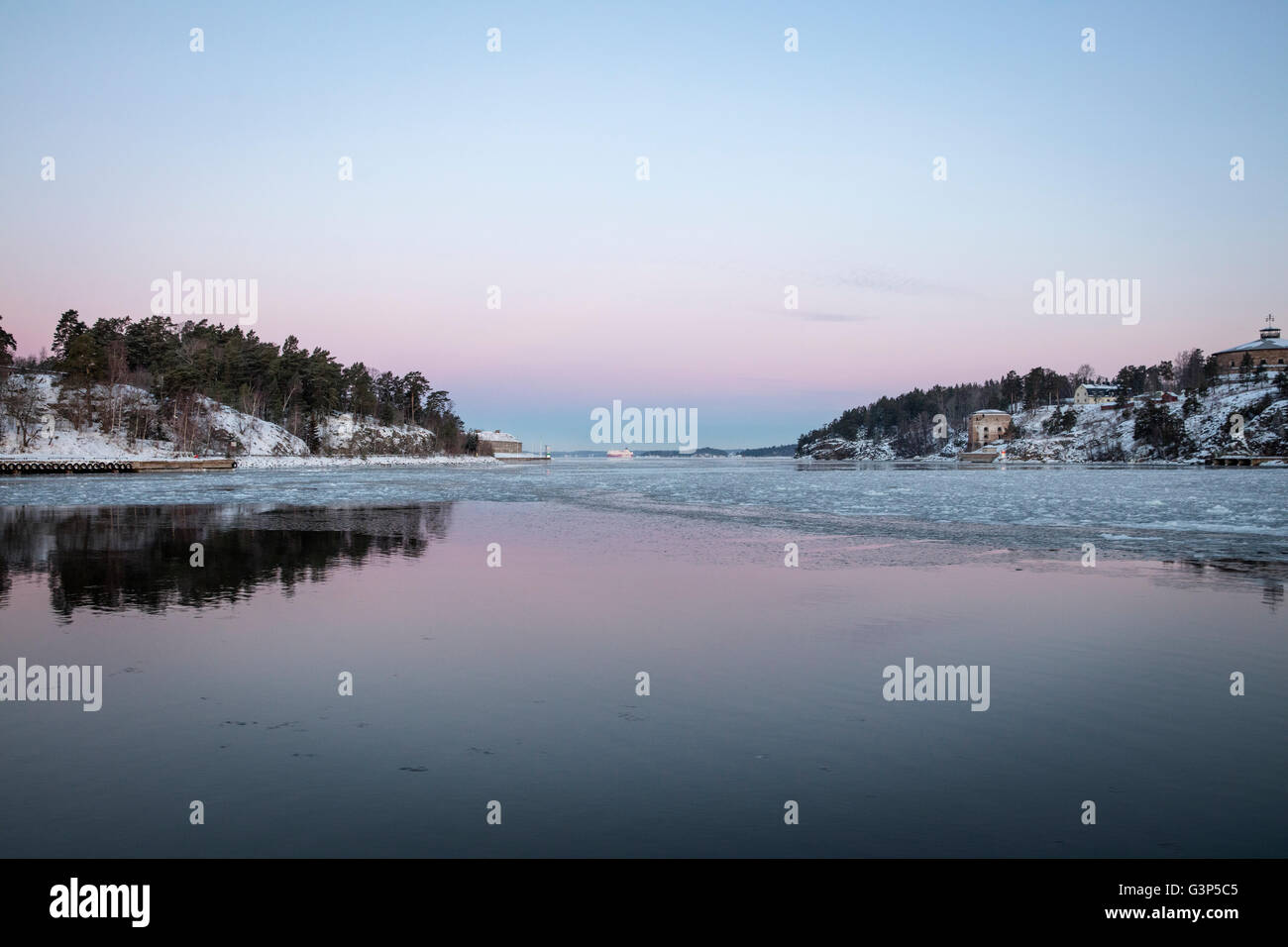 Sweden, Uppland, Stockholm archipelago, Rindo, Sunset by sea in winter Stock Photo