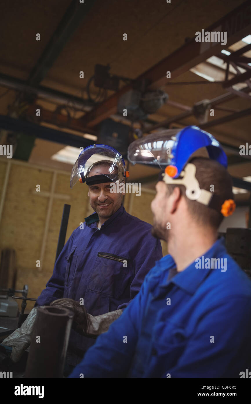 Teamwork Metal Men teamwork metal workshop hi-res stock photography and images - Alamy
