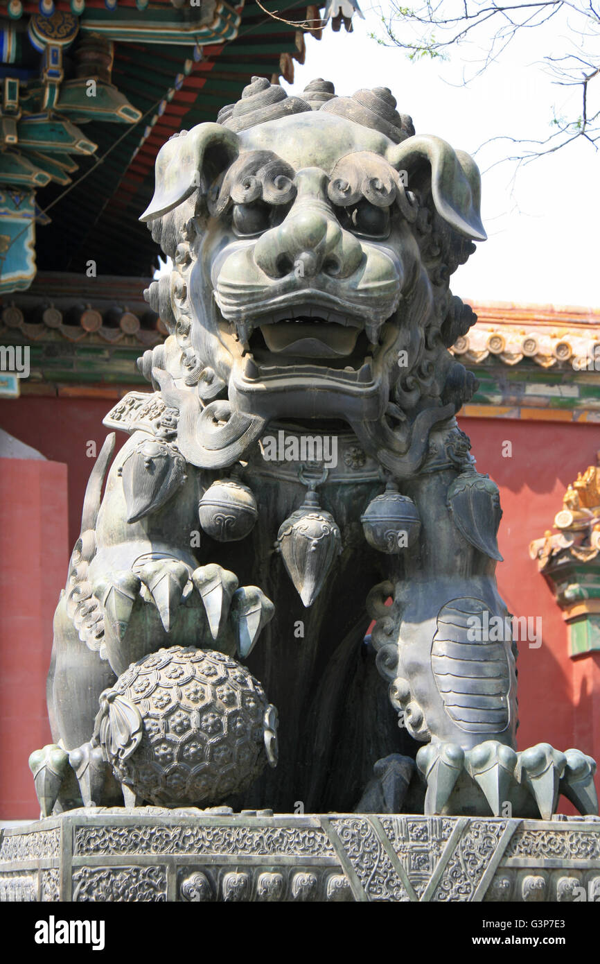 bronze-statue-of-a-guardian-lion-in-a-buddhist-temple-in-beijing-china