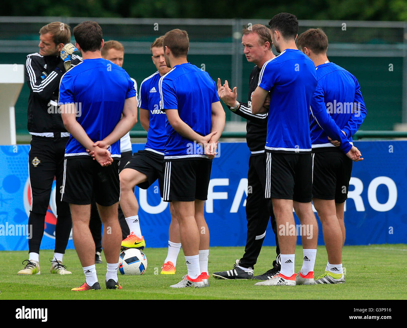 Northern Ireland manager Michael O'Neill (centre right) speaks to players during a training session at Saint-George-de-Reneins. PRESS ASSOCIATION Photo. Picture date: Tuesday June 14, 2016. See PA story SOCCER N Ireland. Photo credit should read: Jonathan Brady/PA Wire. Stock Photo