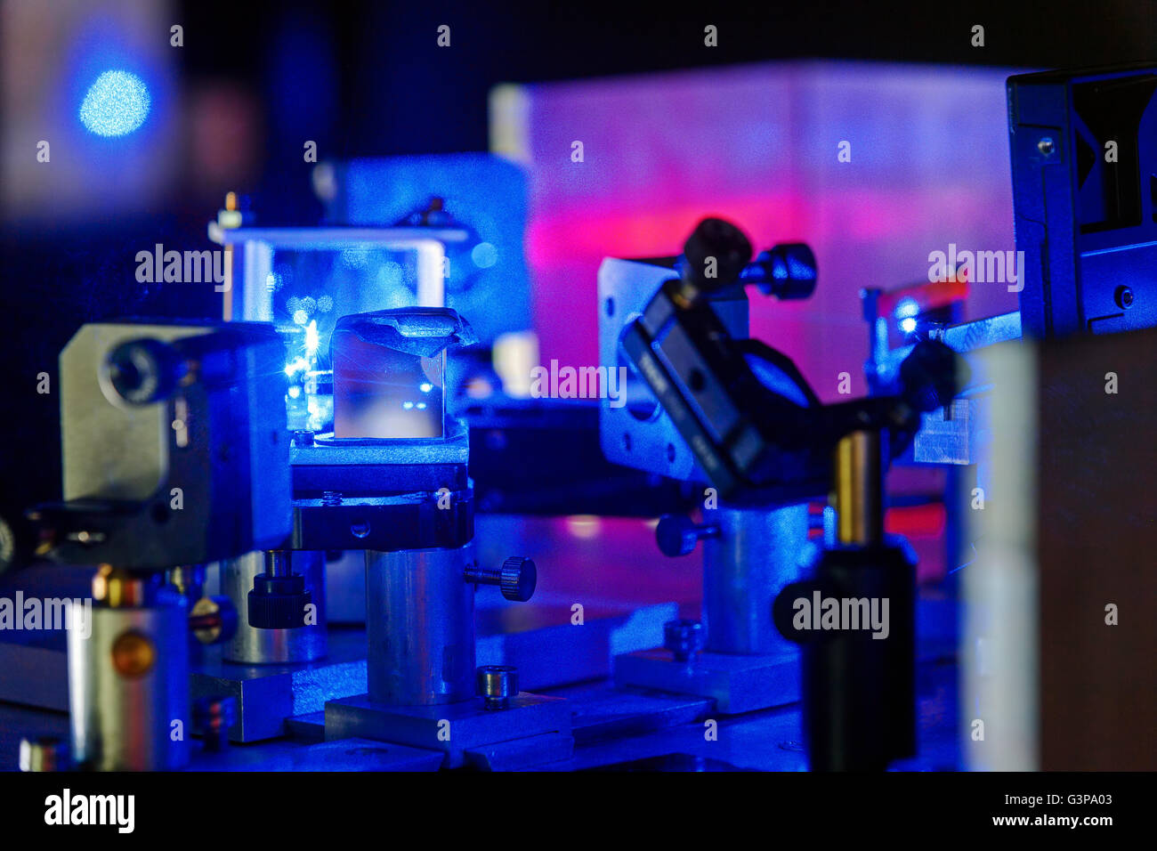 Blue laser on optical table in a quantum optics lab Stock Photo Alamy