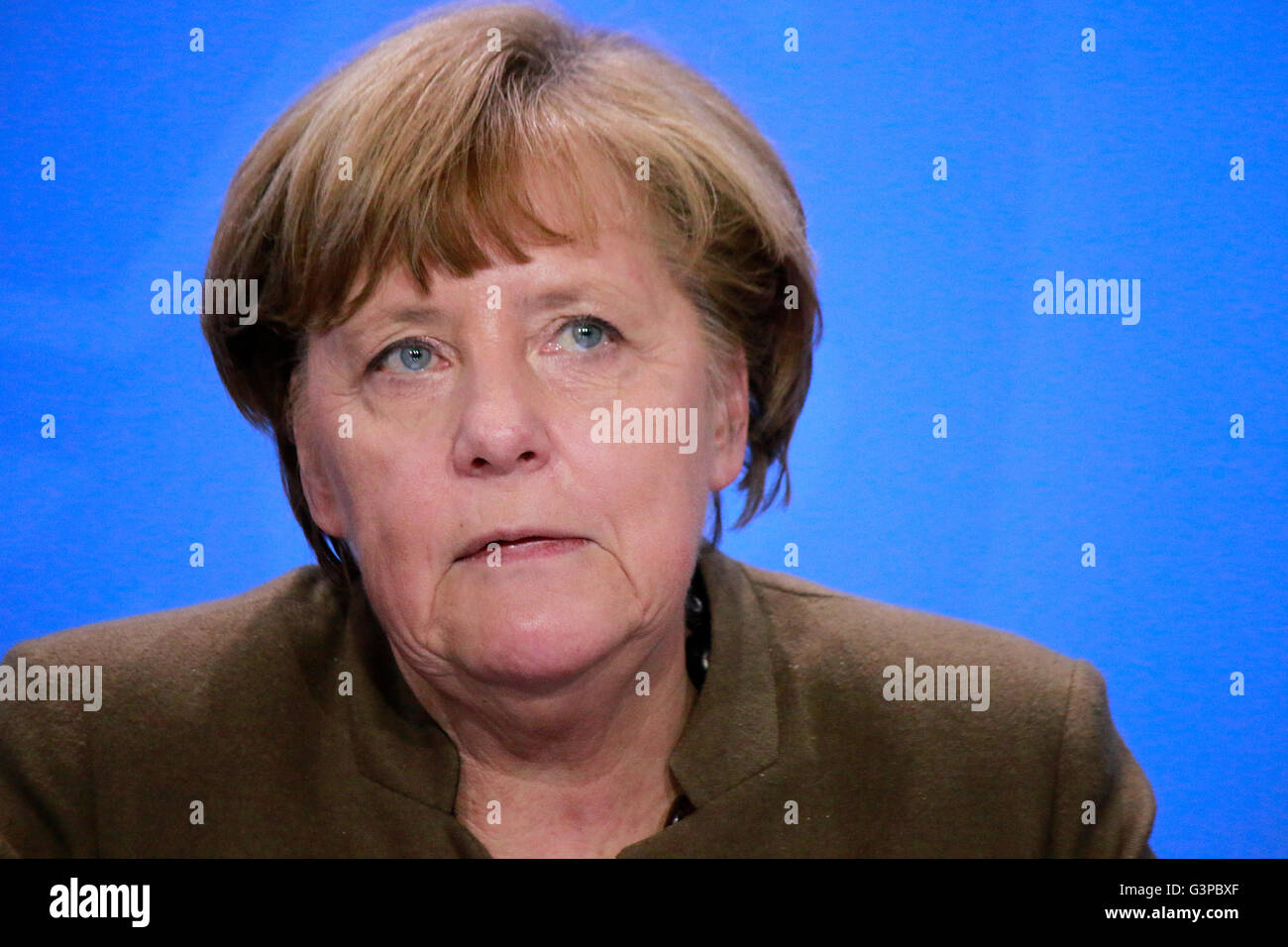 BKin Angela Merkel - Pressekonferenz nach Treffen der dt. Bundeskanzlerin mit den Ministerpraesidenten der Bundeslaender, Bundes Stock Photo