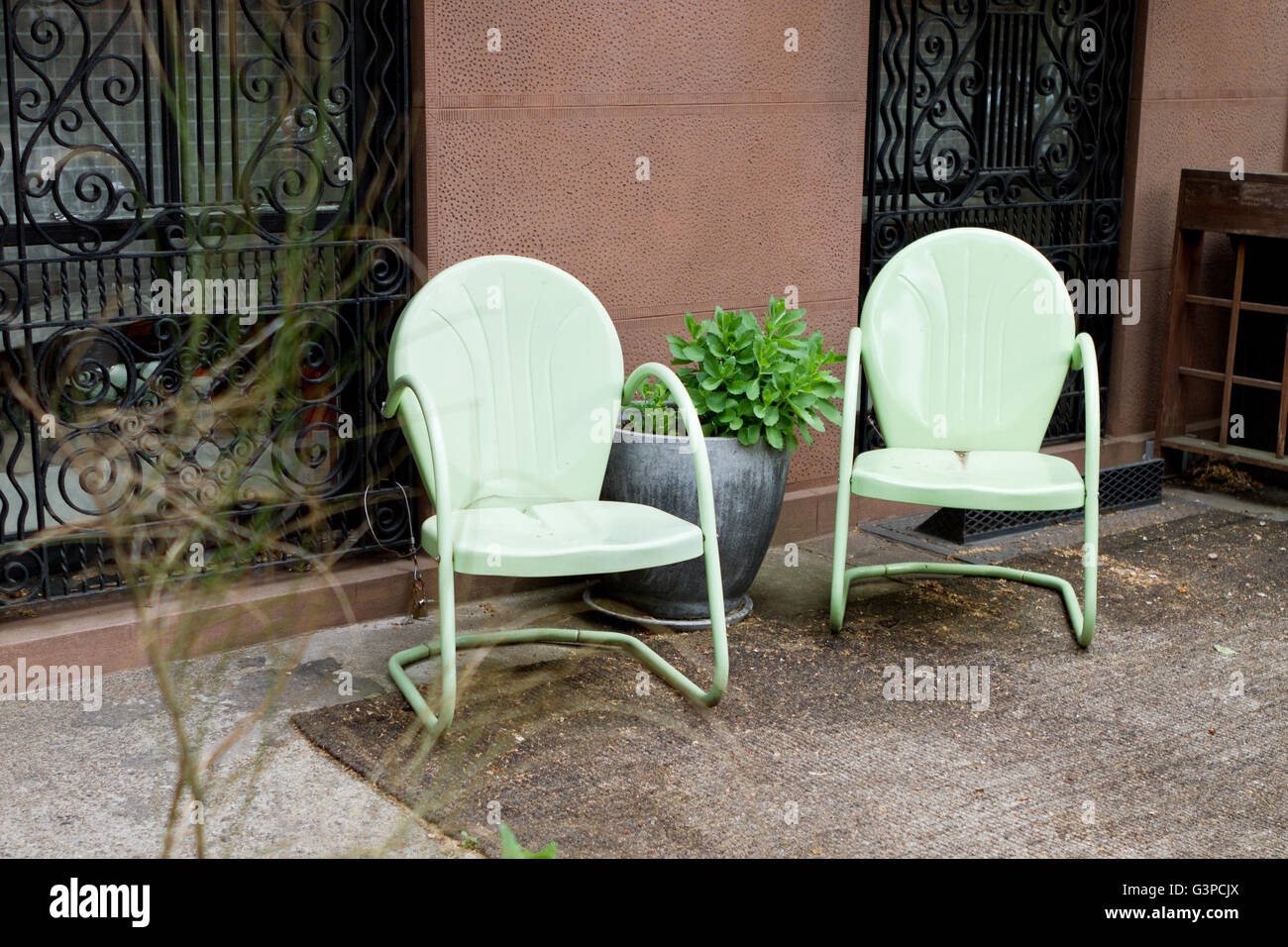 Two garden chairs hi-res stock photography and images - Alamy