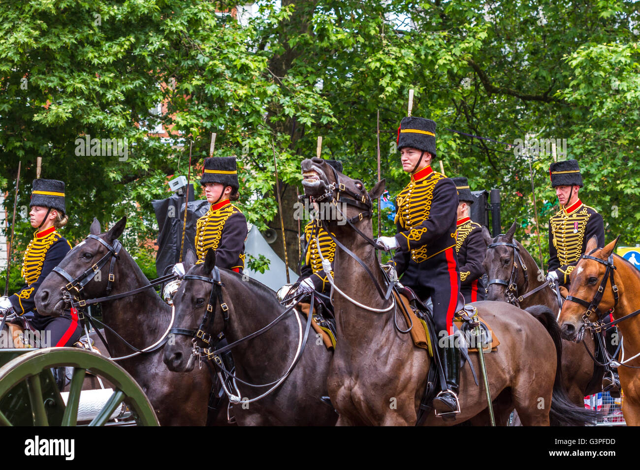 Soldiers from The Kings Troop Royal Horse Artillery on horseback at The ...