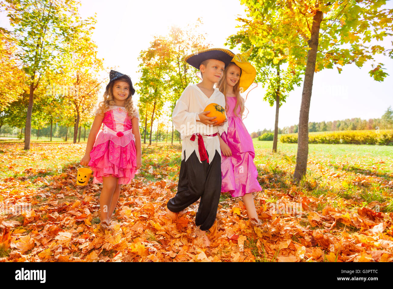 Children in costumes hi-res stock photography and images - Alamy