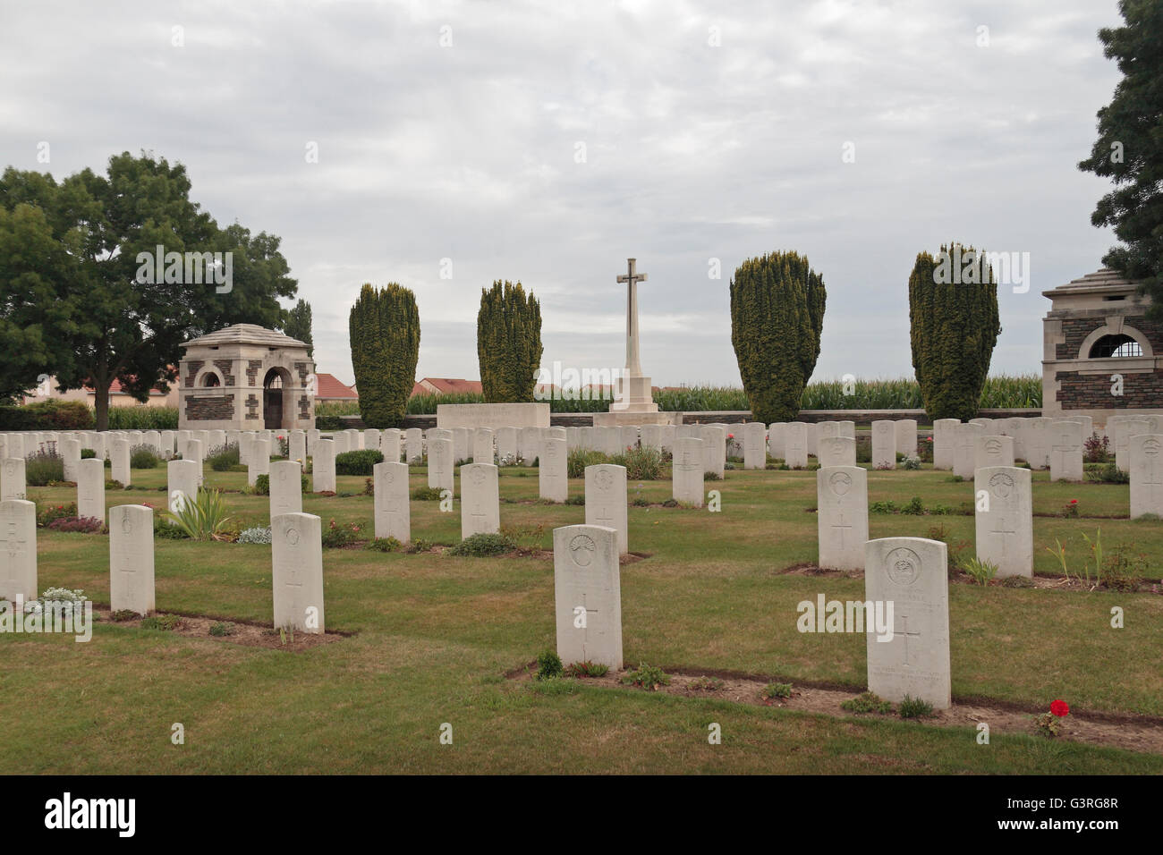 Cross of Sacrifice and rows of headstones in the CWGC Woburn Abbey Cemetery, Cuinchy, Pas de Calais, France. Stock Photo