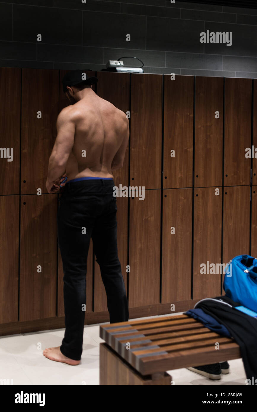 Мужчины в раздевалке. Девочки в раздевалке пацаны в раздевалке. Девочки в раздевалке пацаны в раздевалке. Девочки в раздевалке пацаны в раздевалке. Школьная мужская раздевалка.