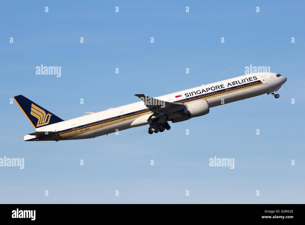 Singapore Airlines Boeing 777 take--off from Schiphol airport Stock Photo