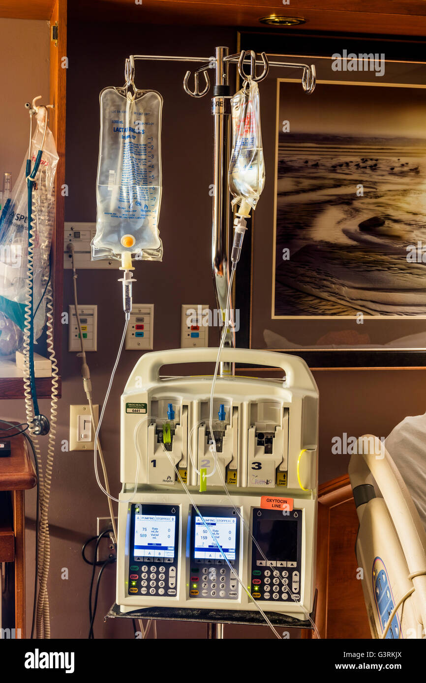 machine for delivering and monitoring intravenous fluids in maternity hospital Stock Photo