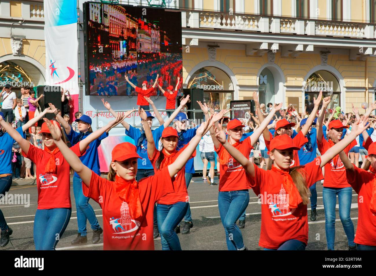 Russia. Schoolchildren perform song and dance routines on Nevsky Prospekt during St. Petersburg Annual City Day festival Stock Photo