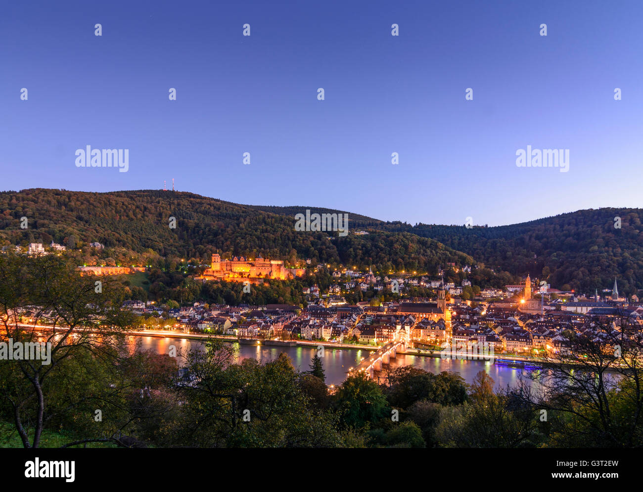 View from Schlangenweg to old city with castle, Heiliggeistkirche and Old Bridge over the Neckar and Königstuhl mountain, German Stock Photo