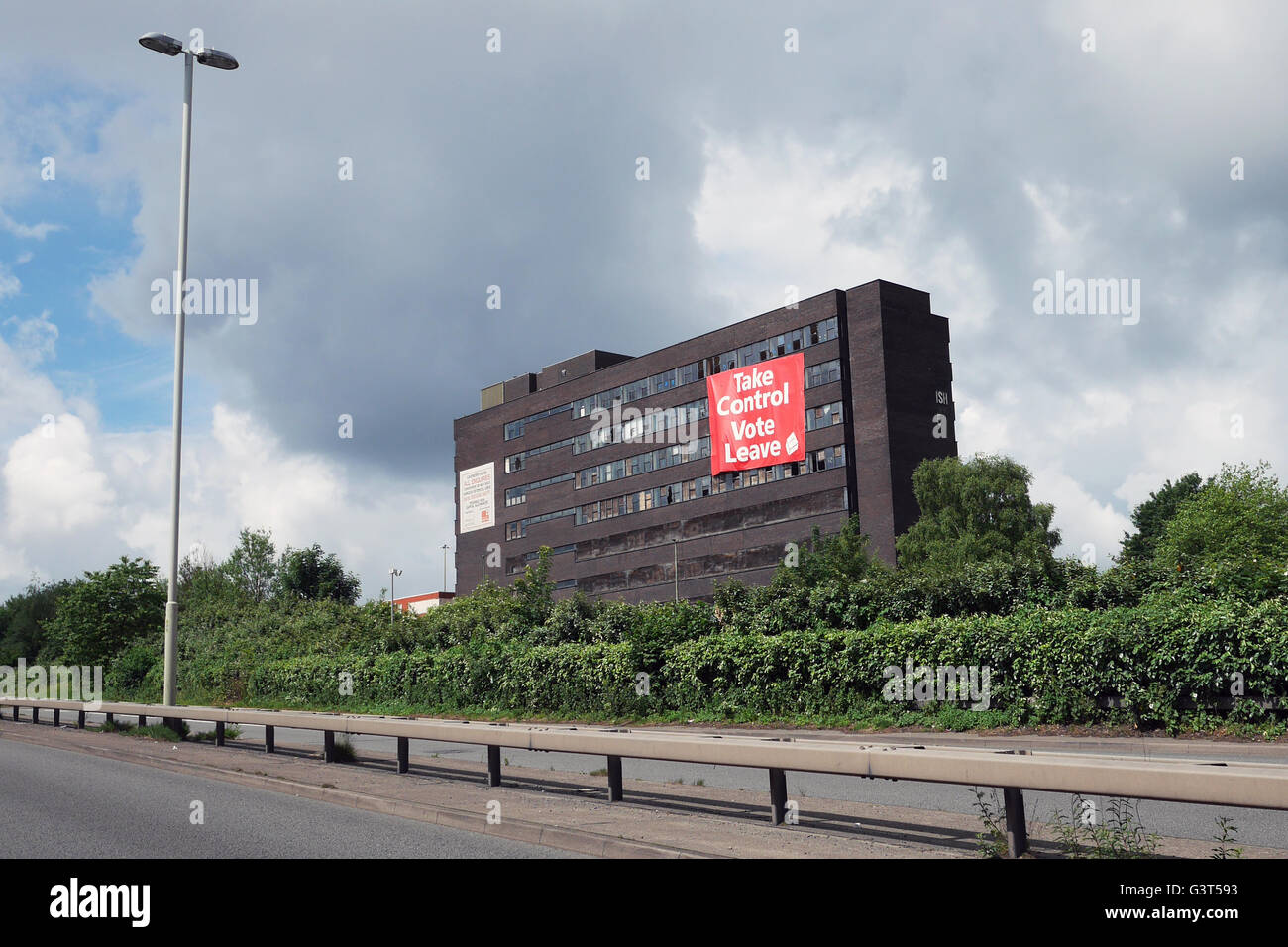 Dudley, West Midlands, UK; 14th June, 2016. A huge banner supporting Brexit seen on the side of a derelict and deserted office building in Dudley this afternoon, as a TNS poll from today gives the leave campaign a seven-point lead. Credit:  Andrew Lockie/Alamy Live News Stock Photo